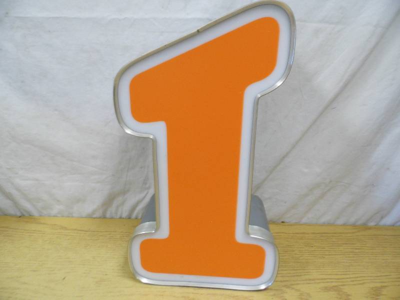 lot 23 image: Metal Letter I - Neon