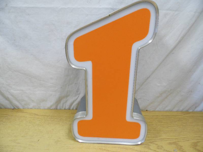 lot 24 image: Metal Letter I - Neon