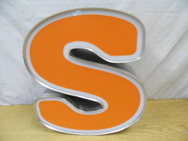 lot 25 image: Metal Letter S - Neon