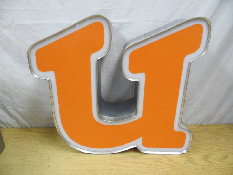 lot 28 image: Metal Letter U - Neon