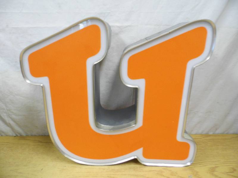 lot 29 image: Metal Letter U - Neon