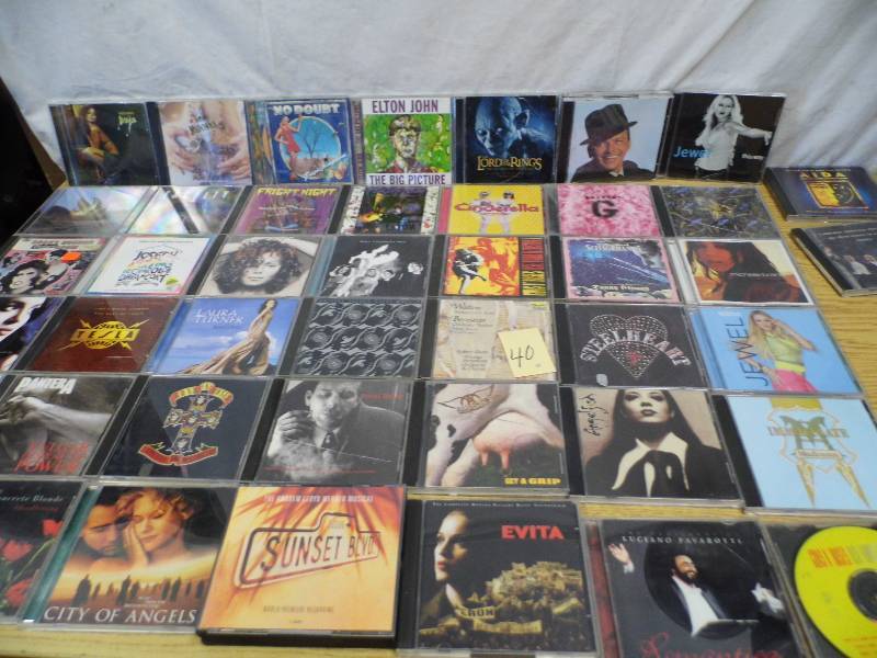 lot 40 image: Lot of 40 CDs