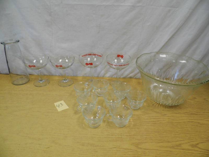 lot 43 image: Chi Chis Glassware - Punch Bowl