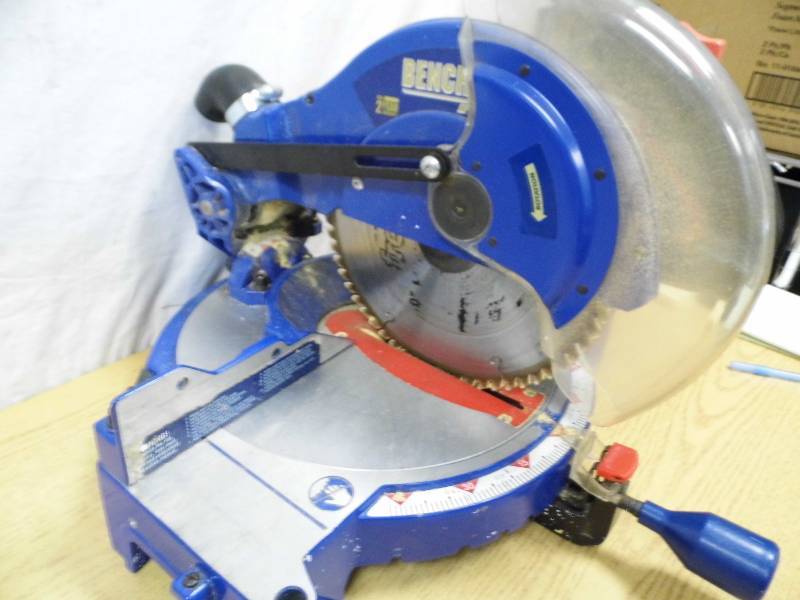 Benchtop miter clearance saw