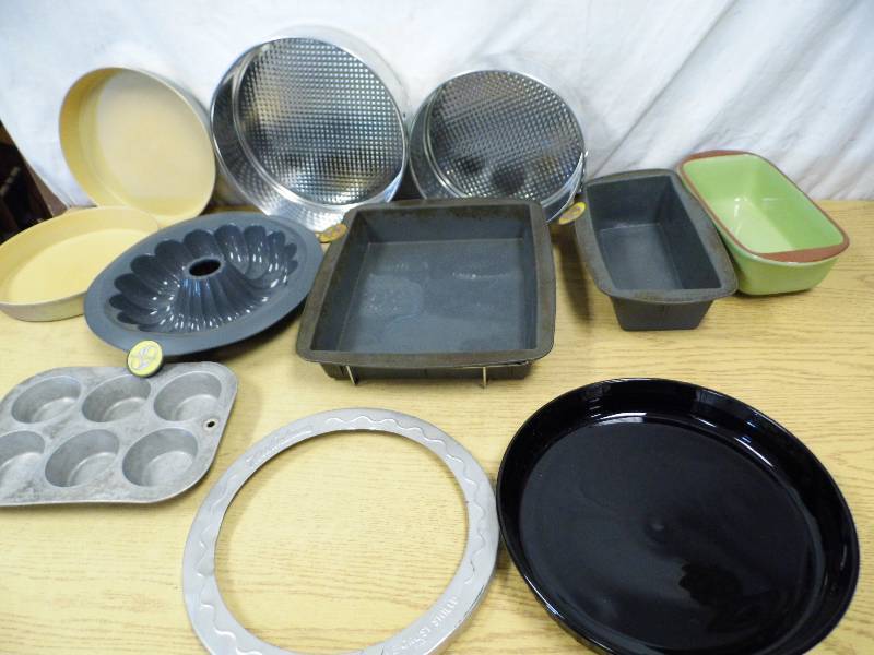 lot 58 image: Bakeware - Some are silicone