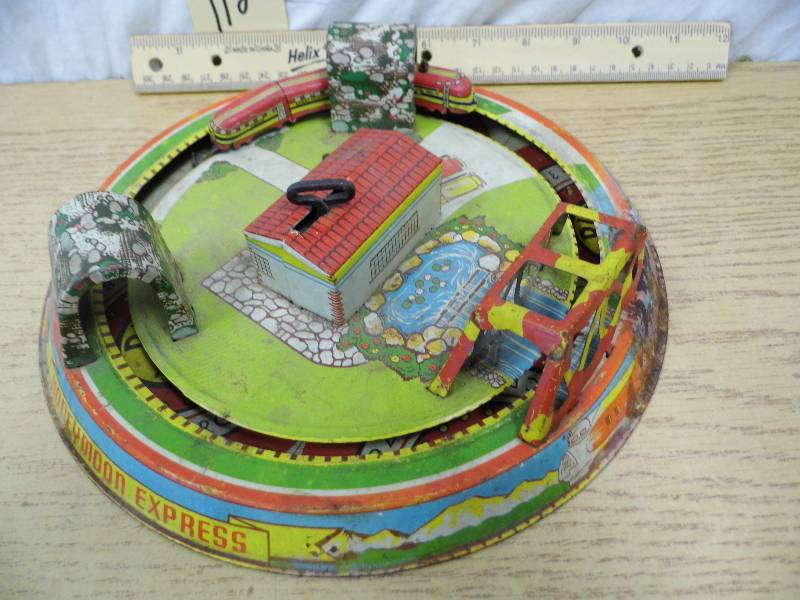 lot 112 image: Tin Toy Train Set
