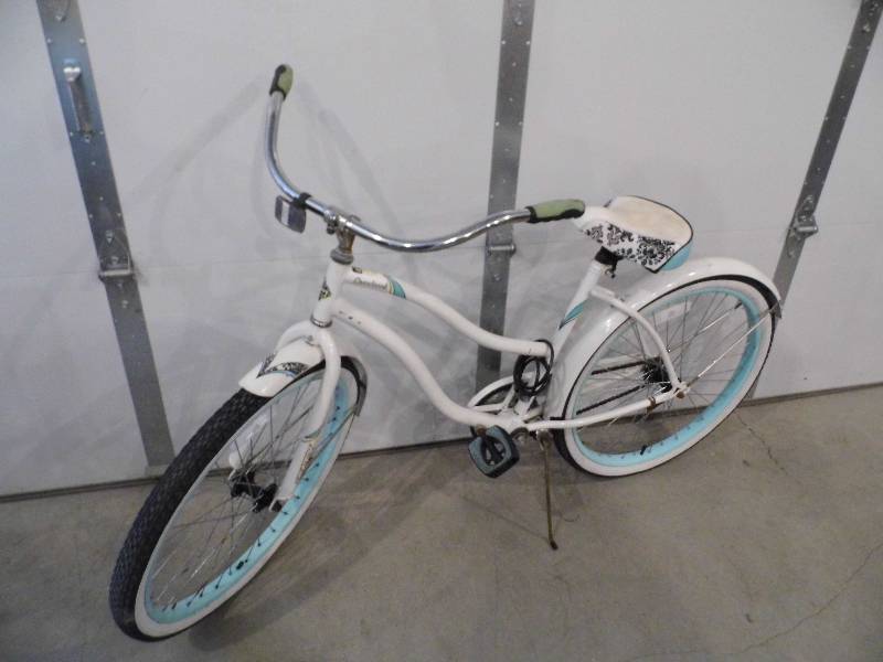 lot 157 image: Huffy Bike