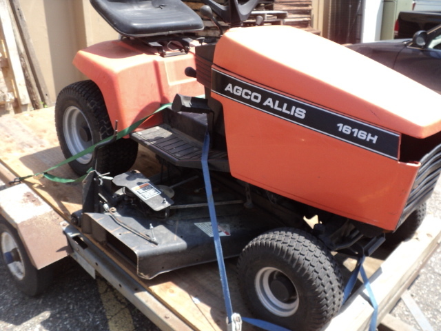 lot 2 image: AGCO Allis 1616H riding lawn mower ...