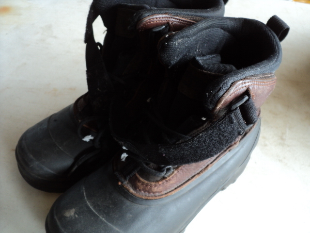 lot 20 image: Thinsulate size 10 boots...