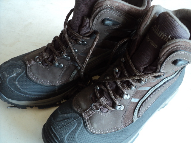 lot 21 image: Columbia insulated size 7 boots...