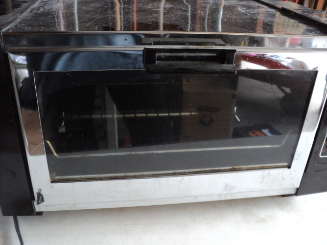 lot 25 image: Toastmaster Delux oven broiler - ne...