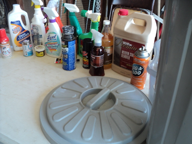 lot 28 image: plastic garbage can and cover with ...