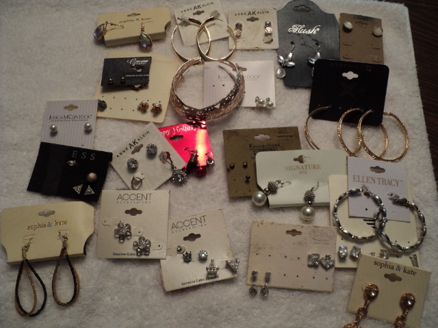 lot 34 image: earrings...