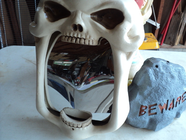 lot 72 image: Halloween dcor...