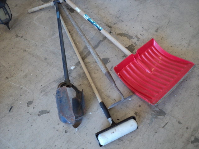 lot 119 image: post hole digger, shovel, hoe, mop,...