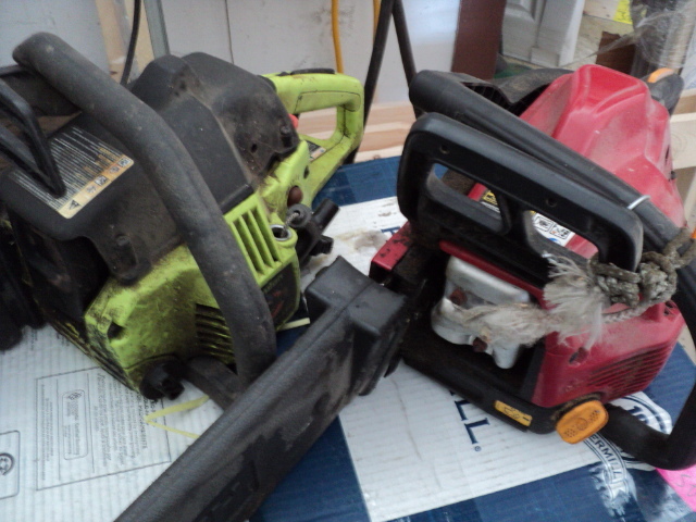 lot 154 image: 2 chain saws - Poulon - has compres...