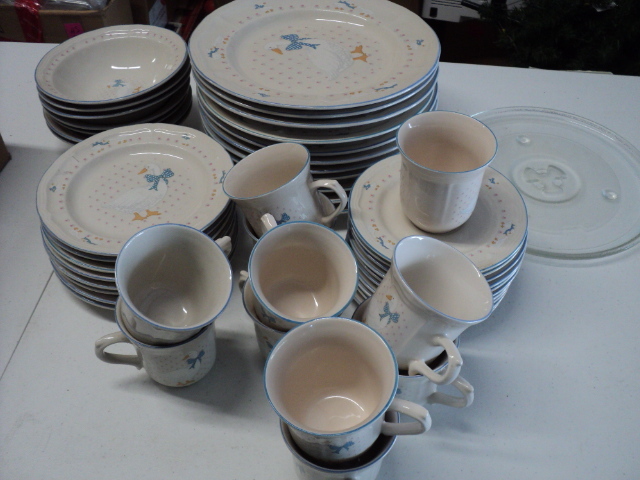 lot 178 image: dishes, 11 plates, 10 saucers, 11 c...