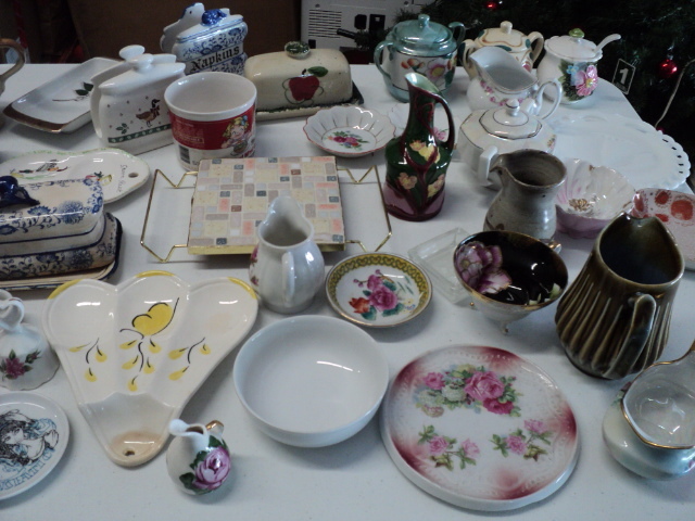 lot 179 image: miscellaneous glassware and figurin...