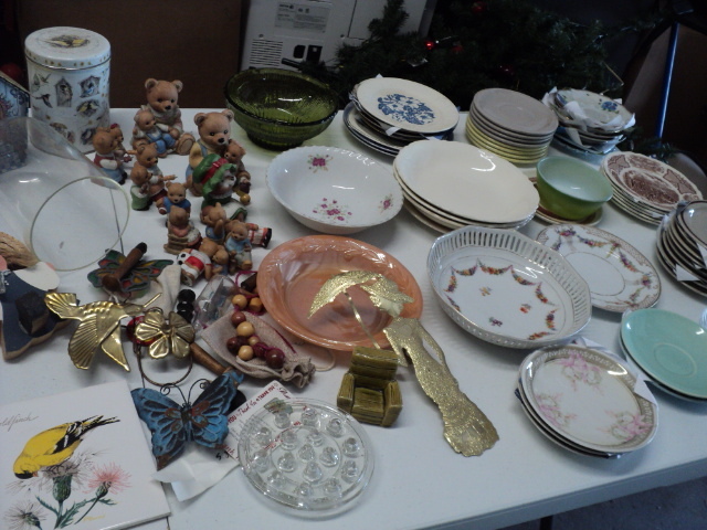 lot 181 image: glassware, bears, and miscellaneous...