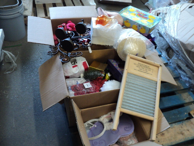 lot 200 image: 4 boxes of new seasonal dcor...