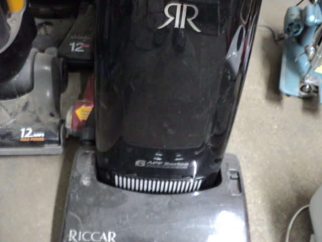 lot 206 image: Riccar 8955 vacuum cleaner - works...
