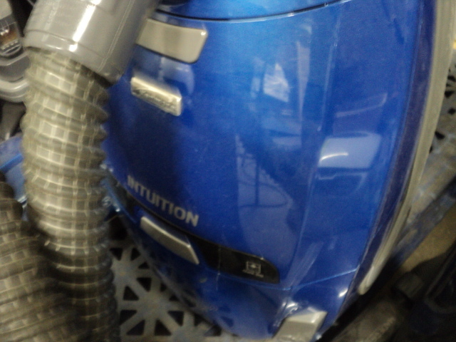lot 208 image: 2 vacuum cleaners - Dirt Devil and ...