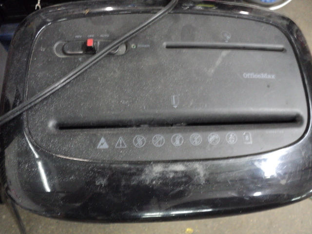 lot 211 image: Office Max shredder...