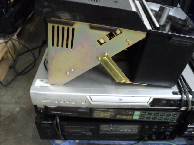 lot 216 image: Magnavox, Emerson, Sanyo and Onkyo...