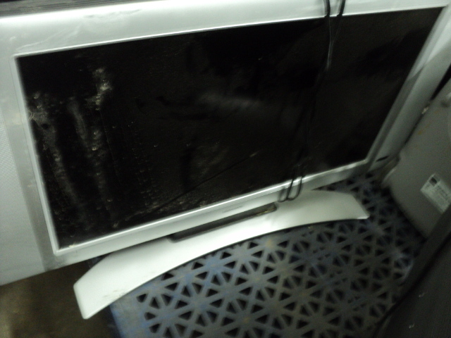 lot 220 image: Magnavox 32 TV...