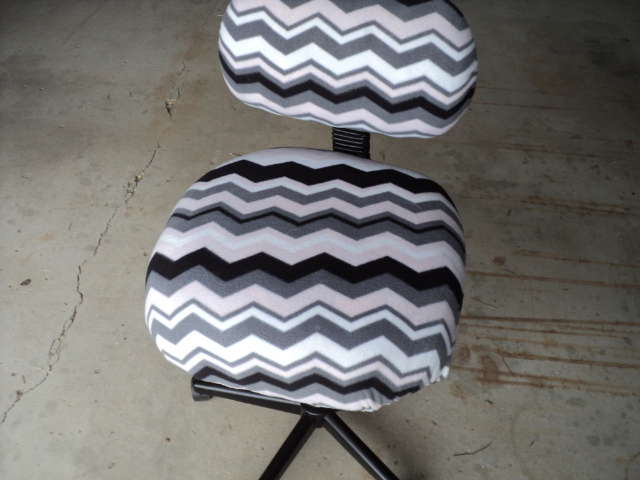 lot 237 image: Chevron adjustable covered office c...