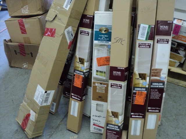 lot 253 image: variety of sizes of blinds, some mi...