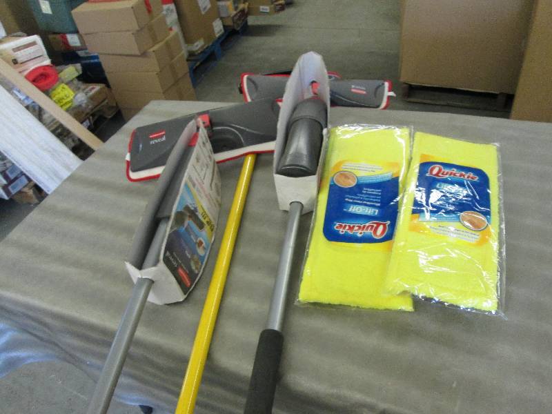 2 Rubbermaid Reveal Mops plus assor...