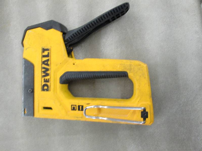Dewalt 5 in 1 Multi-Tacker Stapler ...