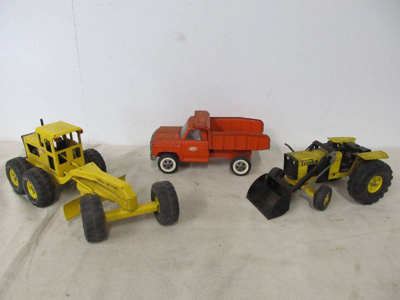 lot 19 image: 3 Vintage TONKA Vehicles