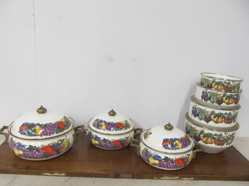 lot 60 image: Set of VILLA GRANDE Hand Painted Collection Enamelware