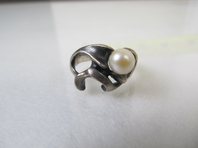 lot 73 image: Signed Vintage ROBERT HENION Modernist Sculptural Sterling Silver & Pearl Ring