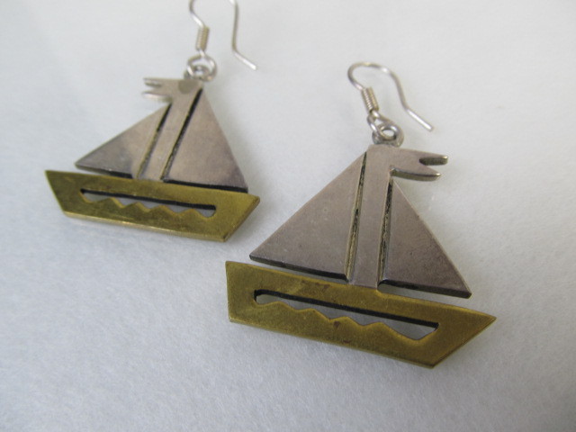 lot 77 image: Set of Vintage TAXCO Heavy Thick Sterling Silver Sailboat Earrings