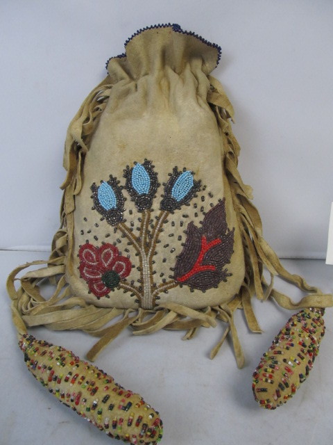 lot 94 image: Vintage Handmade Native American Ojibwa Beaded Purse