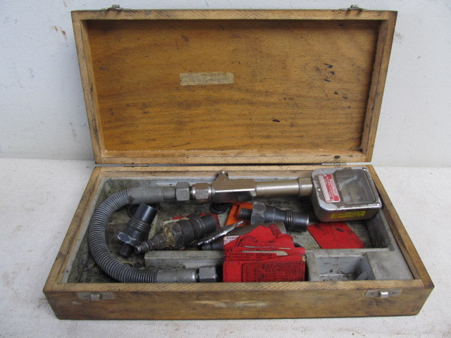 lot 99 image: Vintage MotoMeter Recording Compression Tester wCase