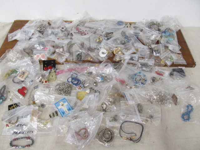 lot 142 image: Large Lot of Assorted Costume Jewelry