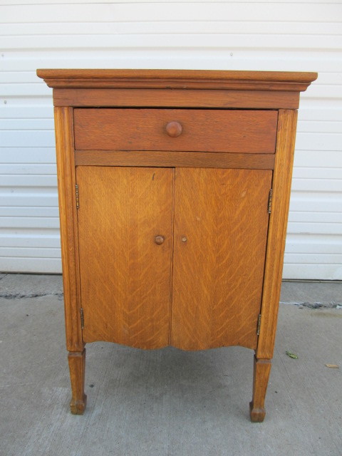 lot 152 image: Antique Oak Console Table Cabinet