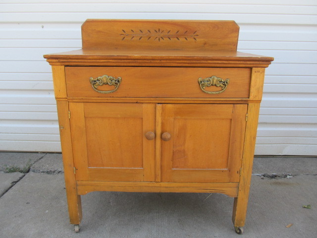 lot 153 image: Antique Oak Commode wBacksplash
