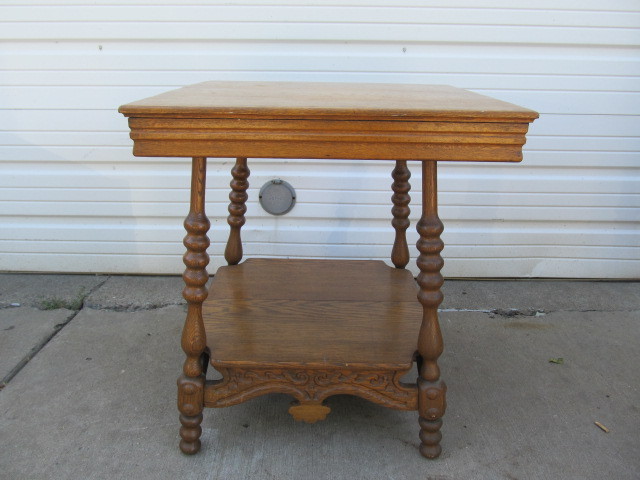 lot 154 image: Antique Ornate Oak Parlor Table wRibbed Legs