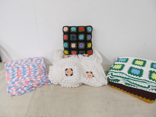 lot 172 image: Nice Lot of Vintage Hand Woven BlanketsAfghans