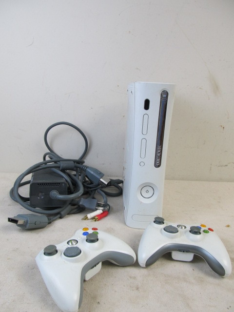lot 202 image: Working XBOX 360 w2 Controllers