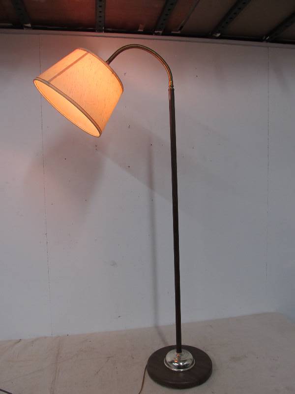 lot 208 image: Mid Century Gooseneck Standing Floor Lamp