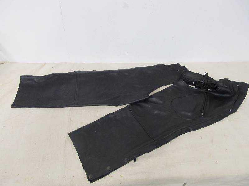 lot 180 image: MINT Condition Mens Milwaukee Motorcycle Co Leather Riding Chaps - XL