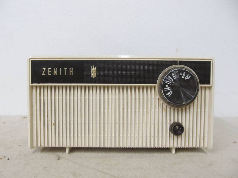lot 115 image: Working Vintage ZENITH Radio