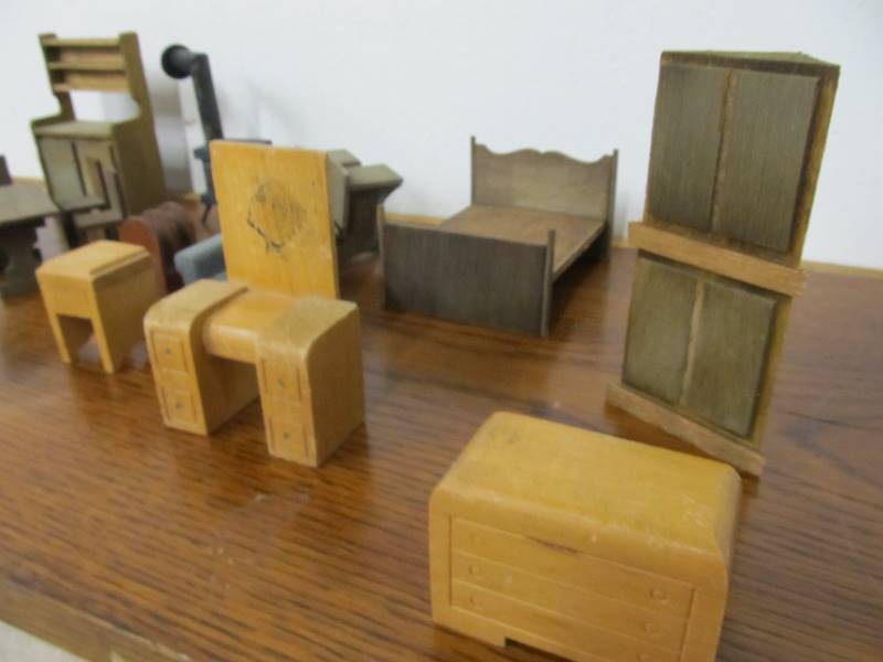 lot 129 image: Vintage Doll Furniture