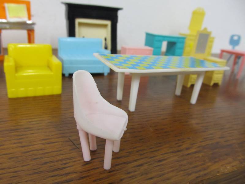 lot 130 image: Vintage Doll Furniture
